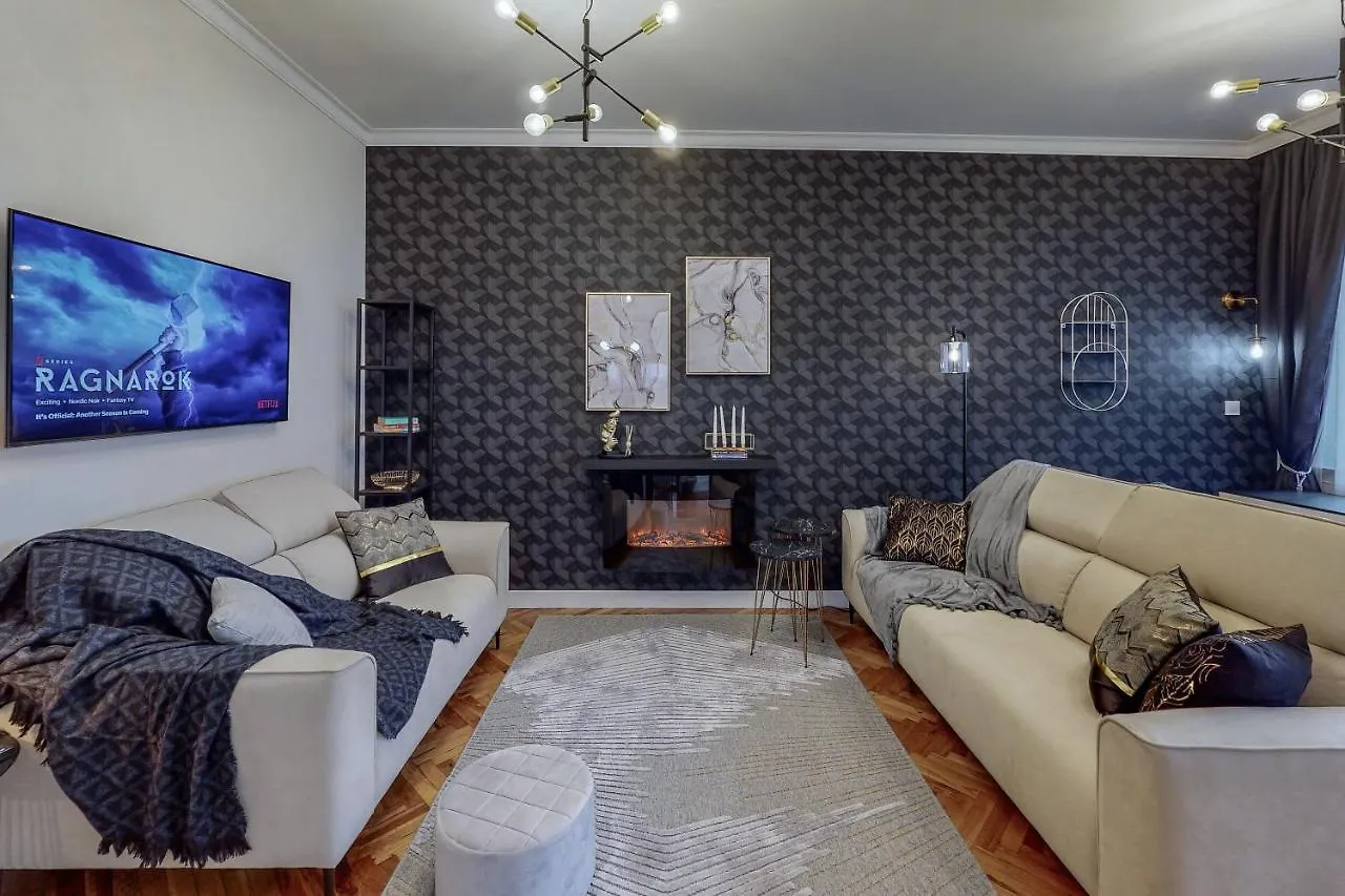 Golden Black Burgas Apartment