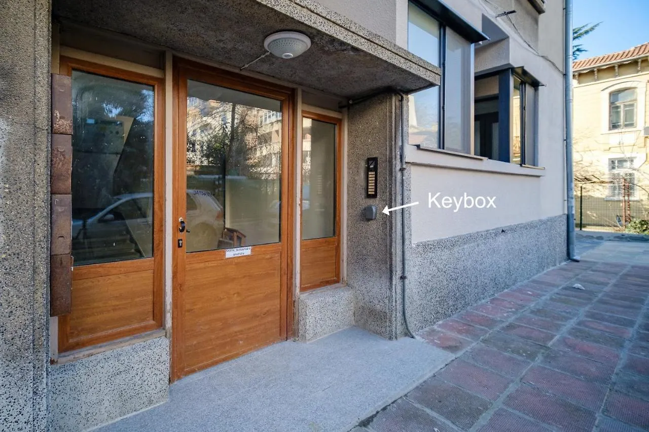Golden Black Burgas Apartment
